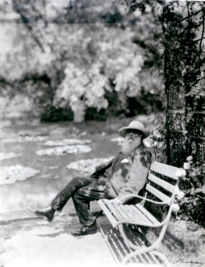 Claude Monet (1841-1926) nel suo giardino a Giverny, c.1920 da French Photographer